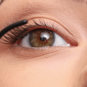 Iš arti modelio, klijuojančio blakstienas